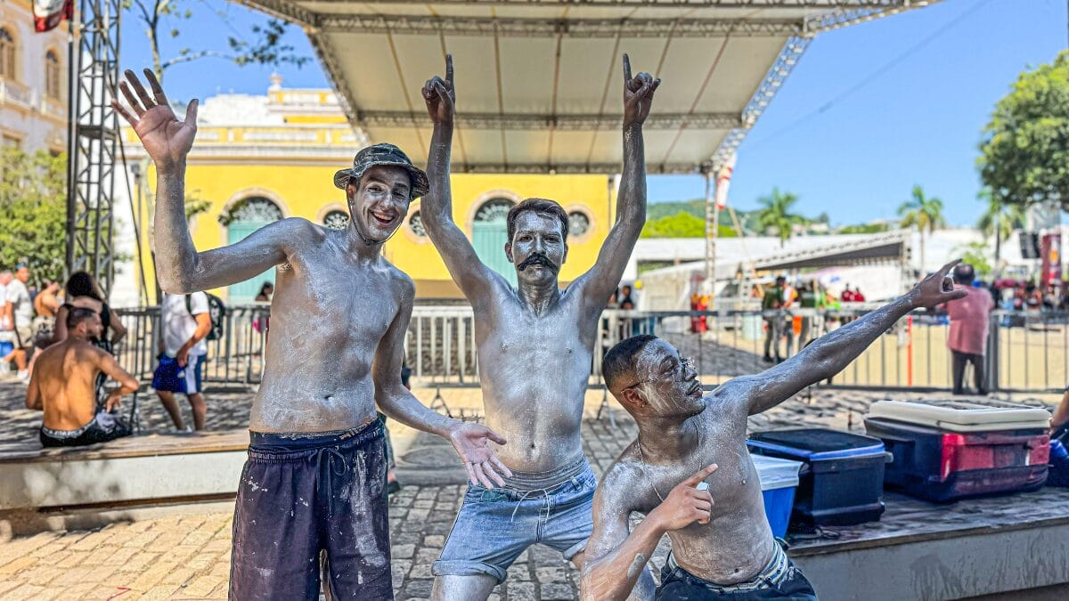 Foliões chegam para o 3° dia de festa na Arena Centro em Florianópolis