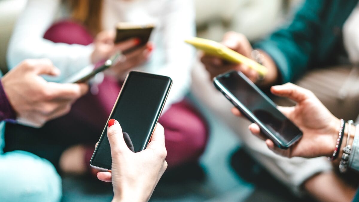 5 dicas para deixar o celular e lado e aproveitar a vida offline