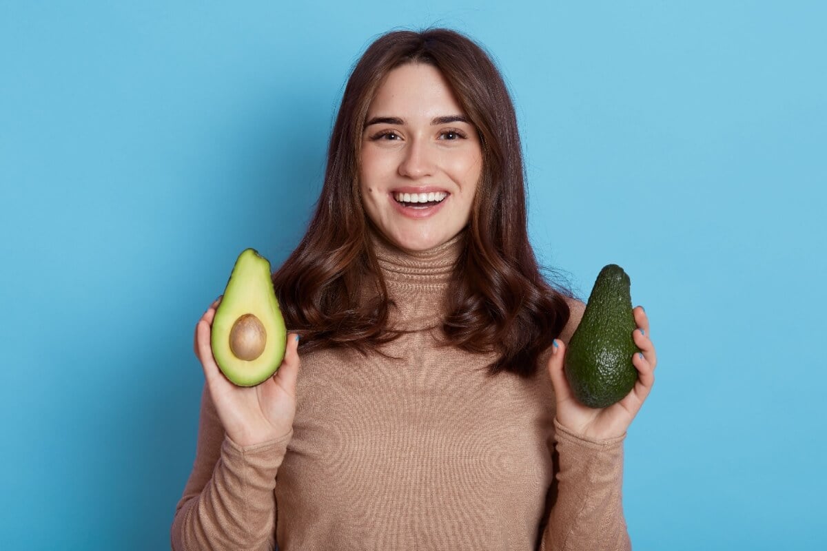 O abacate é um alimento completo que pode ser incluído em diversas preparações (Imagem: StoryTime Studio | Shutterstock)