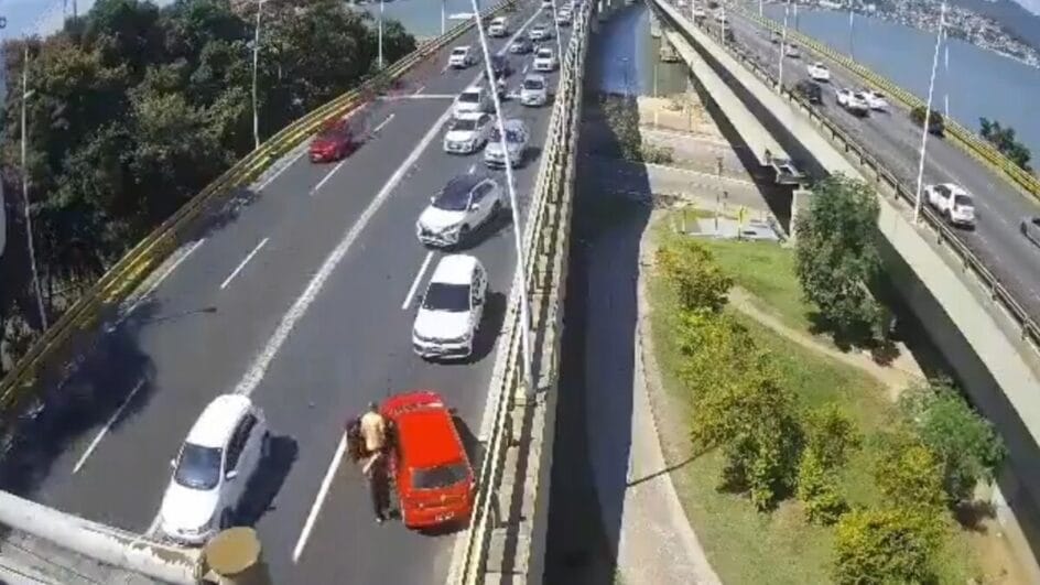 Motorista saiu do próprio carro para dirigir veículo envolvido em acidente (Foto: PMRV, Reprodução)
