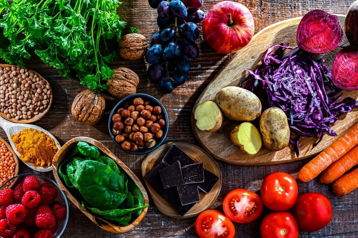 Os alimentos antioxidantes ajudam a manter a saúde (Imagem: monticello | Shutterstock)