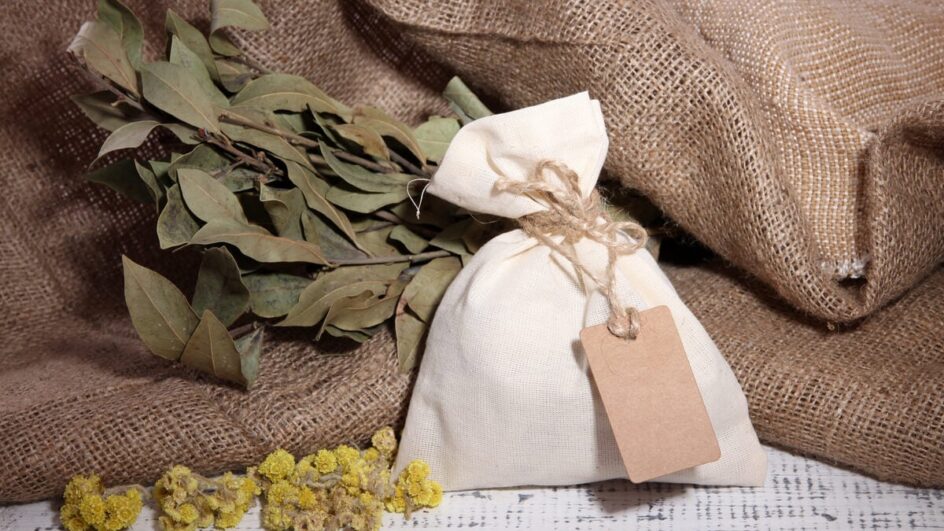 Os amuletos ajudam a atrair prosperidade, amor e dinheiro (Imagem: Africa Studio | Shutterstock)