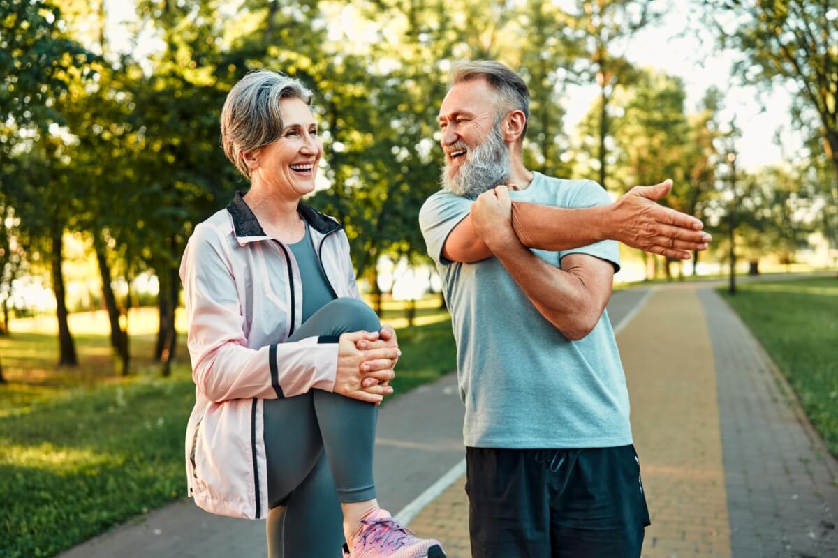 Os exercícios físicos são essenciais no tratamento de artrose (Imagem: Harbucks | Shutterstock)