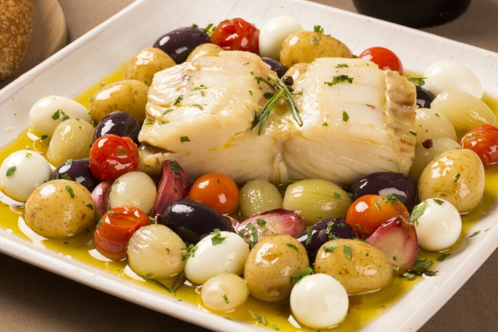 Bacalhau com batata-bolinha (Imagem: Paulo Vilela | Shutterstock)