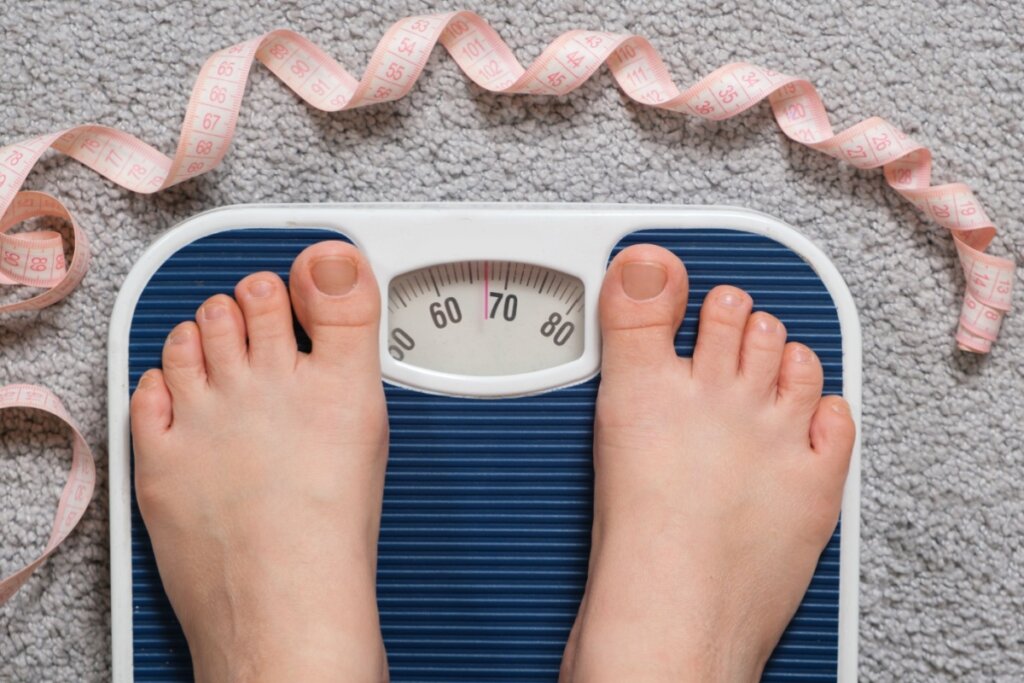 Aprender a lidar com os erros é essencial para emagrecer de forma saudável (Imagem: Garna Zarina | Shutterstock)