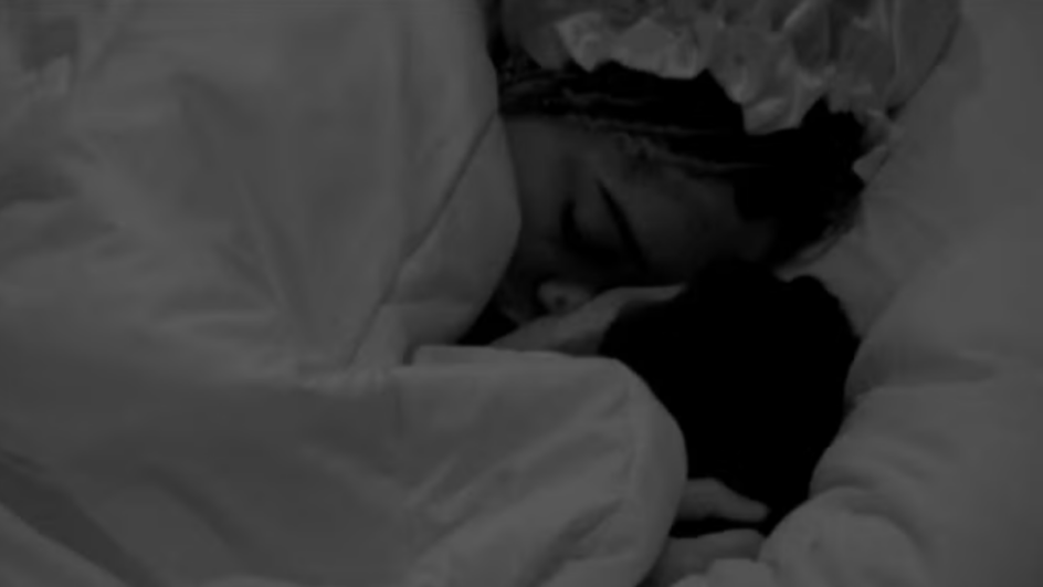 Thamiris e João Gabriel se beijam na cama no Quarto Nordeste (Foto: TV Globo, Reprodução)