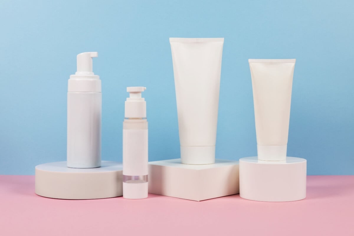 Os dermocosméticos podem fazer parte da rotina de cuidados com a pele (Imagem: Skrypnykov Dmytro | Shutterstock)