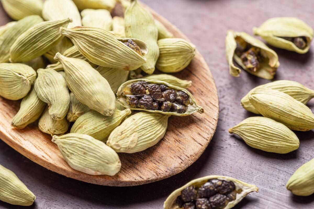 O cardamomo possui propriedades essenciais para a saúde do corpo (Imagem: Valentyn Volkov | Shutterstock)