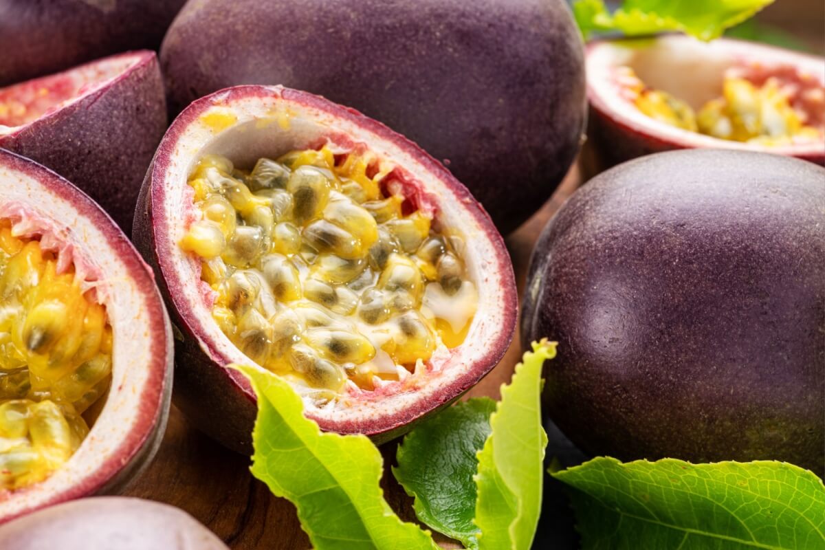 O maracujá é uma das frutas mais consumidas entre os brasileiros e oferece diversos benefícios para saúde (Imagem: Valentyn Volkov | Shutterstock)