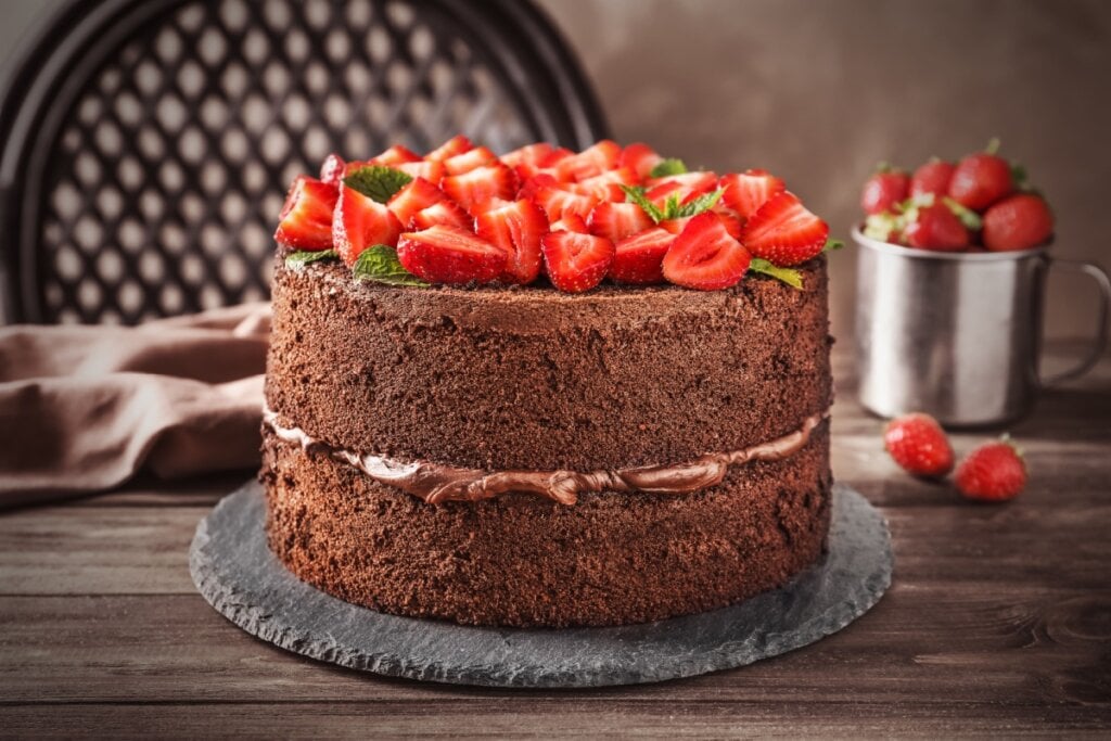 Bolo de chocolate com morango e creme de avelã (Imagem: Africa Studio | Shutterstock)