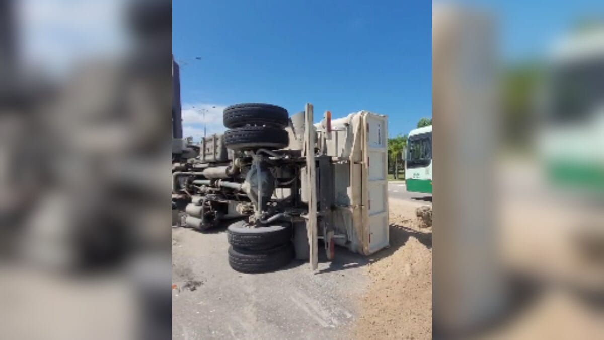 Carga obstruiu a faixa da esquerda da saída da Ponte Pedro Ivo (Foto: GMF, Reprodução)