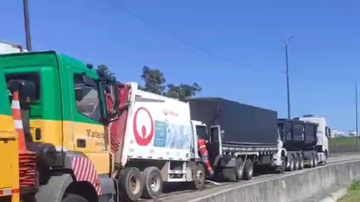 Engavetamento envolveu caminhões (Foto: Ricardo Pastrana, Divulgação)