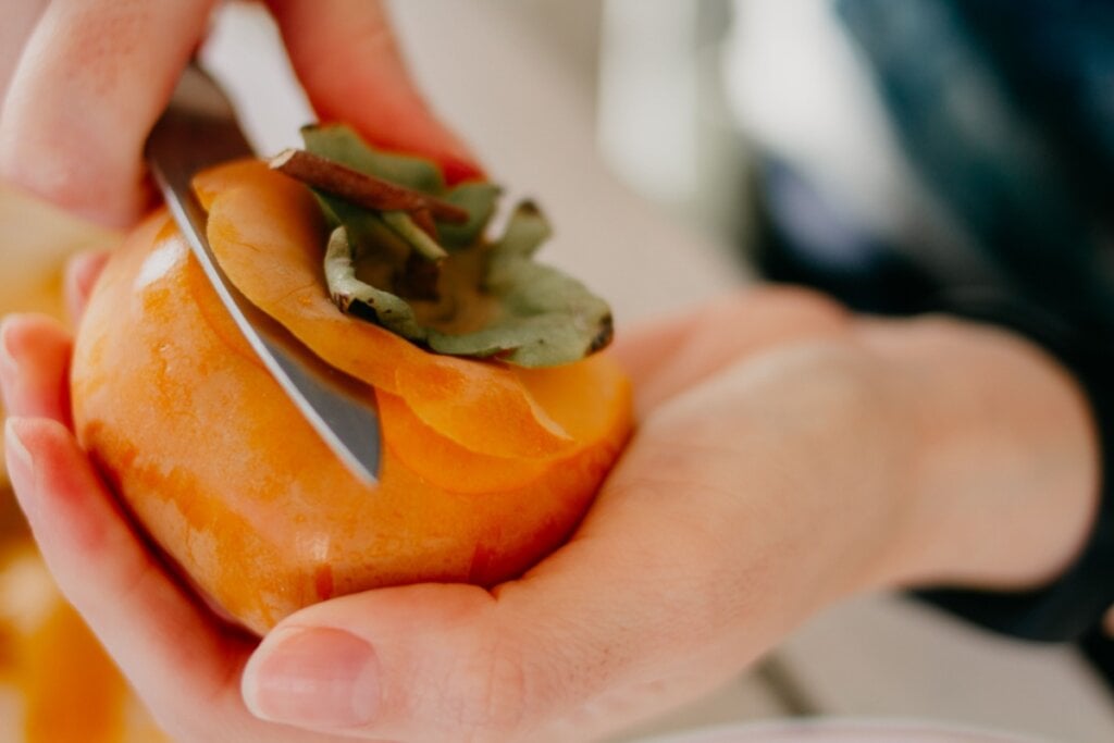 O caqui cont&eacute;m nutrientes que ajudam a relaxar os m&uacute;sculos e reduzir a tens&atilde;o (Imagem: anarociogf | Shutterstock)