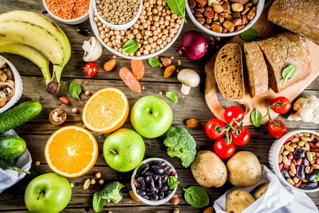 O corpo humano precisa de carboidratos complexos presentes em frutas, vegetais e gr&atilde;os integrais (Imagem: Rimma Bondarenko | Shutterstock)