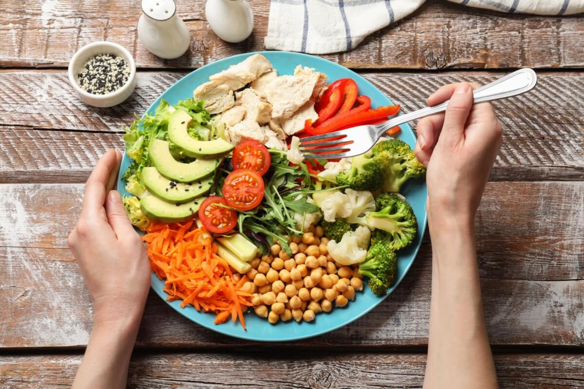 Os carboidratos são essenciais para as atividades básicas do corpo humano e devem fazer parte das dietas (Imagem: New África | Shutterstock)