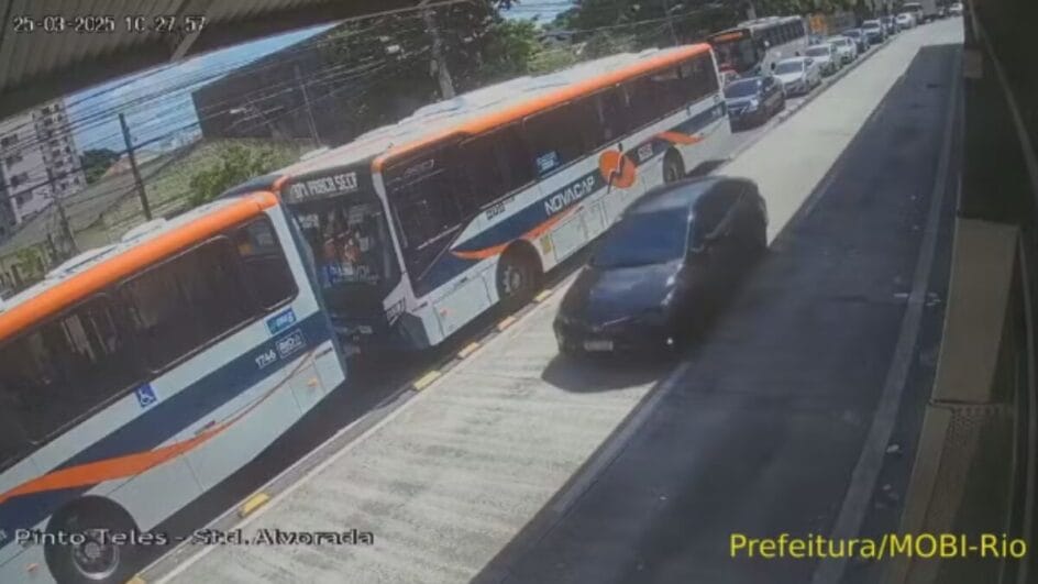 Carro trafegava pelo corredor exclusivo de BRT (Foto: MOBI-Rio, Reprodução)