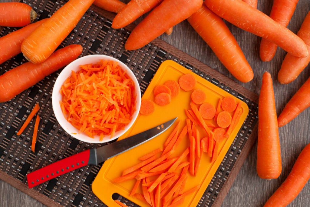 A luteolina, presente nos alimentos, ajuda a manter a pigmenta&ccedil;&atilde;o dos cabelos (Imagem: Evgeniya369 | Shutterstock)