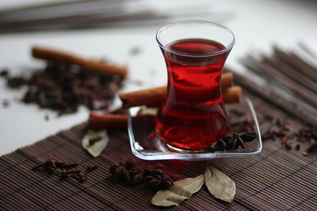 Chá de louro com canela e anis-estrelado (Imagem: Tatiana Foxy | Shutterstock)