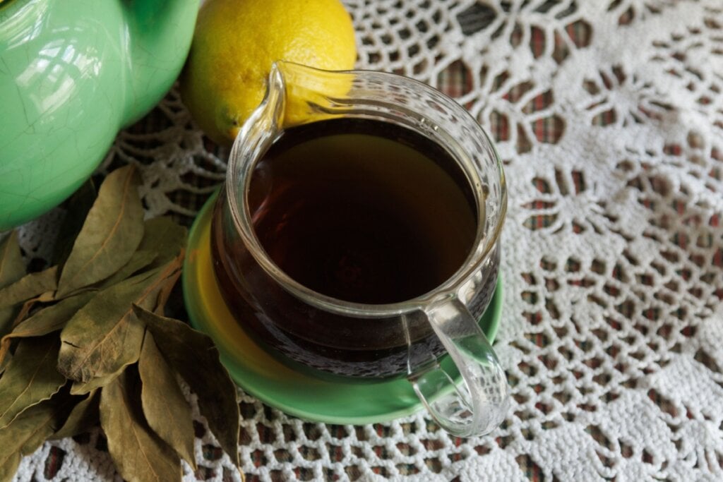 Ch&aacute; de louro com lim&atilde;o (Imagem: IMAGEN PUNTO DE LUZ | Shutterstock)