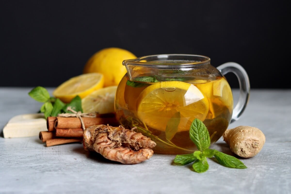 Chá termogênico de gengibre com limão-siciliano (Imagem: Egoreichenkov Evgenii | Shutterstock)