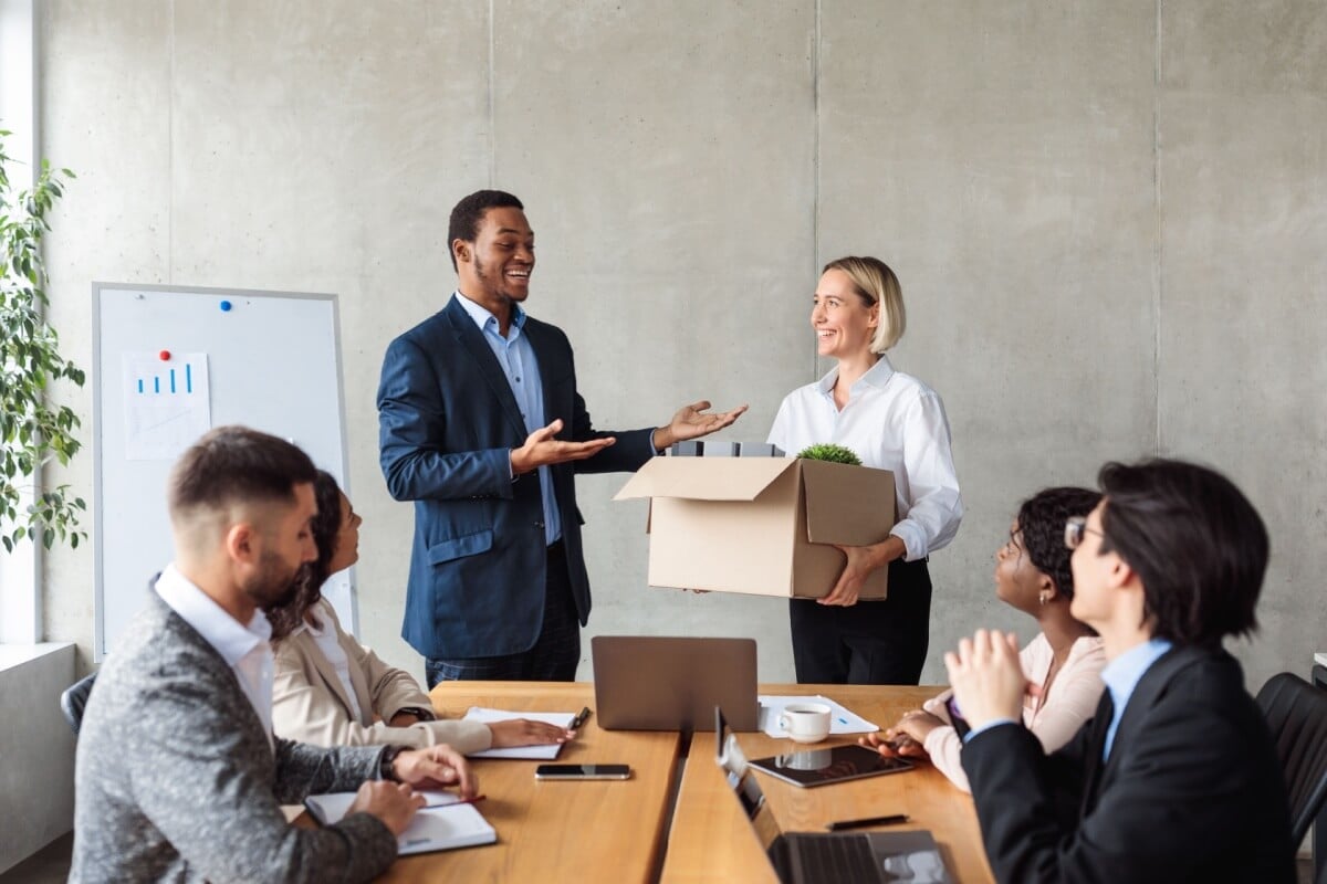O sucesso no novo emprego começa com uma mente aberta para o aprendizado (Imagem: Prostock-studio | Shutterstock)
