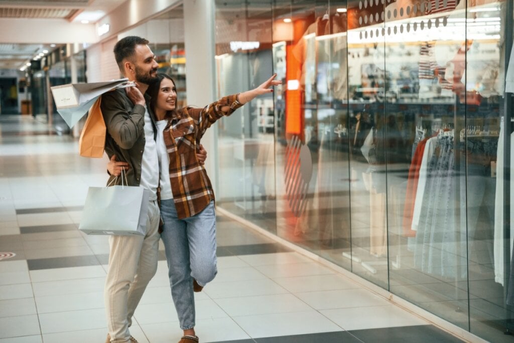 Buscar o melhor preço é uma dica importante para exercitar o autocontrole na hora de comprar (Imagem: Standret | Shutterstock)