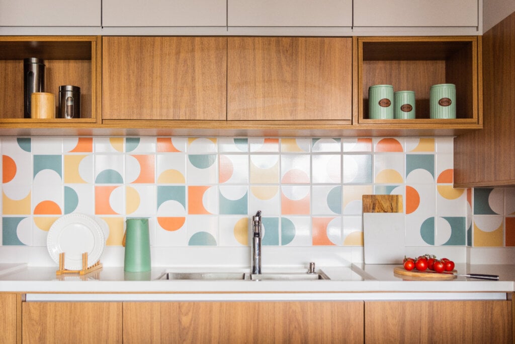 Consultar um arquiteto ou designer de interiores pode facilitar a escolha das cores para a cozinha (Projeto: BMA Studio | Imagem: Guilherme Pucci)