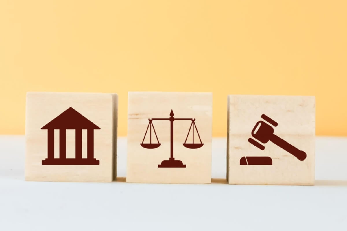 O Direito Administrativo é o ramo do direito público constituído por princípios, normas e jurisprudência (Imagem: Ekahardiwito | Shutterstock)