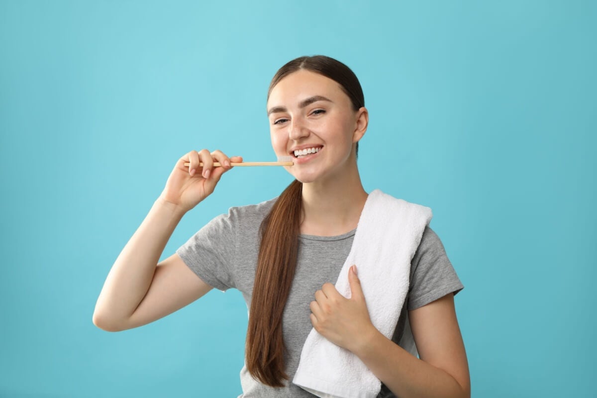 Cuidados simples ajudam a manter a saúde bucal e prevenir doenças (Imagem: New Africa | Shutterstock)