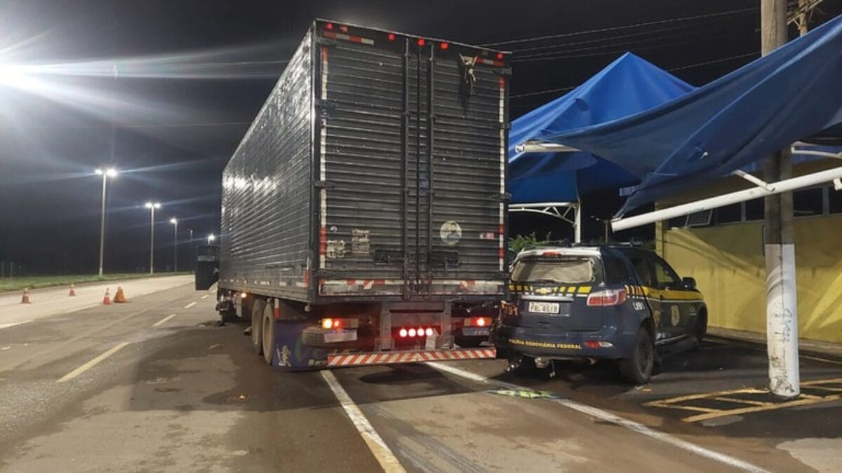 Caminhão bateu contra duas viaturas (Foto: PRF, Divulgação)