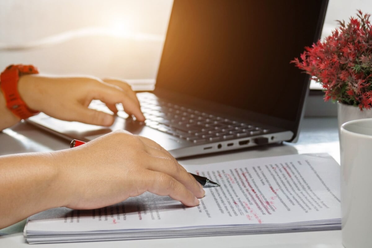 Uma boa revisão de texto garante a qualidade e a coerência dos conteúdos (Imagem: Lamai Prasitsuwan | Shutterstock)