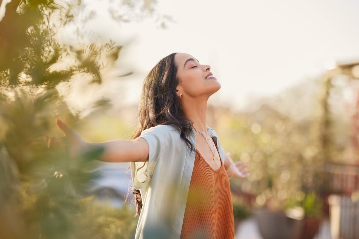 Cultivar a felicidade é um dos caminhos para manter o bem-estar físico e mental (Imagem: Rido | Shutterstock)