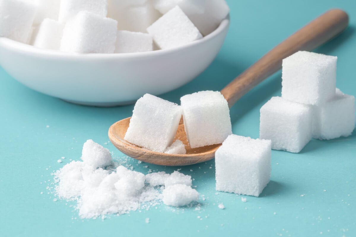 Após a adaptação, a redução do consumo de açúcar traz benefícios para o corpo (Imagem: everydayplus
| Shutterstock)