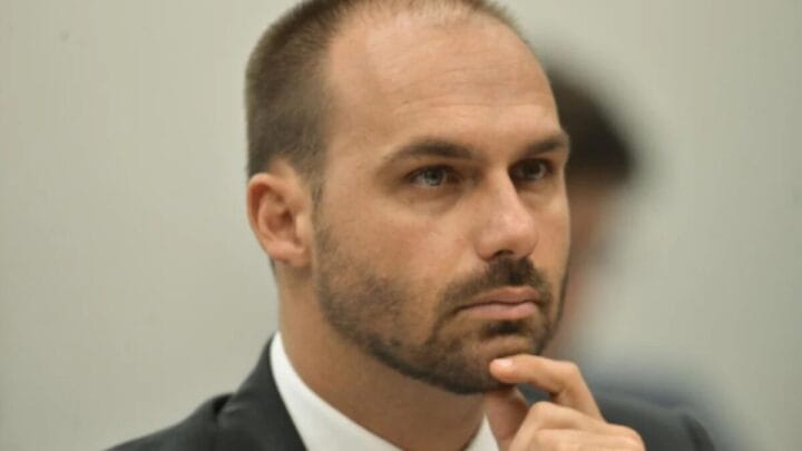 Eduardo Bolsonaro diz que Brasil está "quebrando tradição diplomática" com governo Lula (Foto: Marcelo Camargo, Agência Brasil, Reprodução)