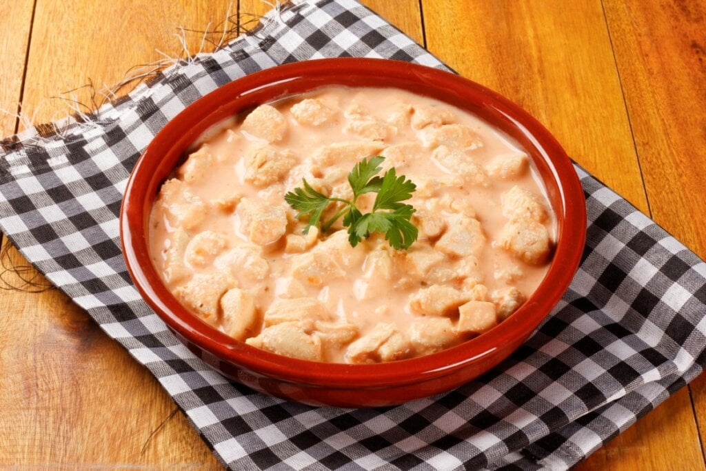 Estrogonofe de frango com iogurte (Imagem: Adao | Shutterstock)