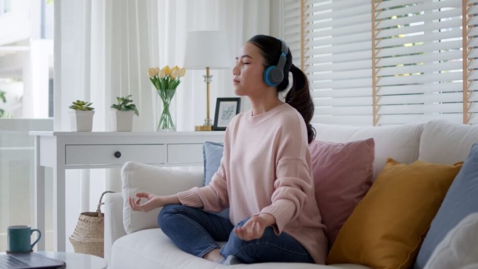 Descansar o corpo e a mente também são fundamentais para ter um bom desempenho nas provas (Imagem: Chay_Tee | Shutterstock)