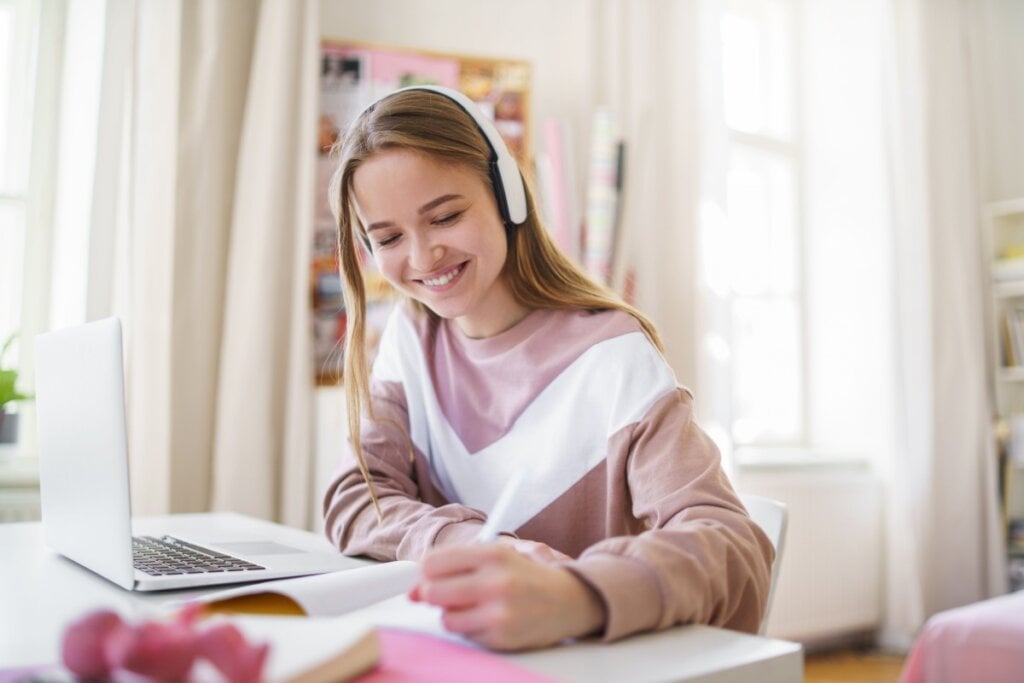 Podcasts s&atilde;o conte&uacute;dos complementares que ajudam a aprofundar o tema estudado (Imagem: Ground Picture | Shutterstock)
