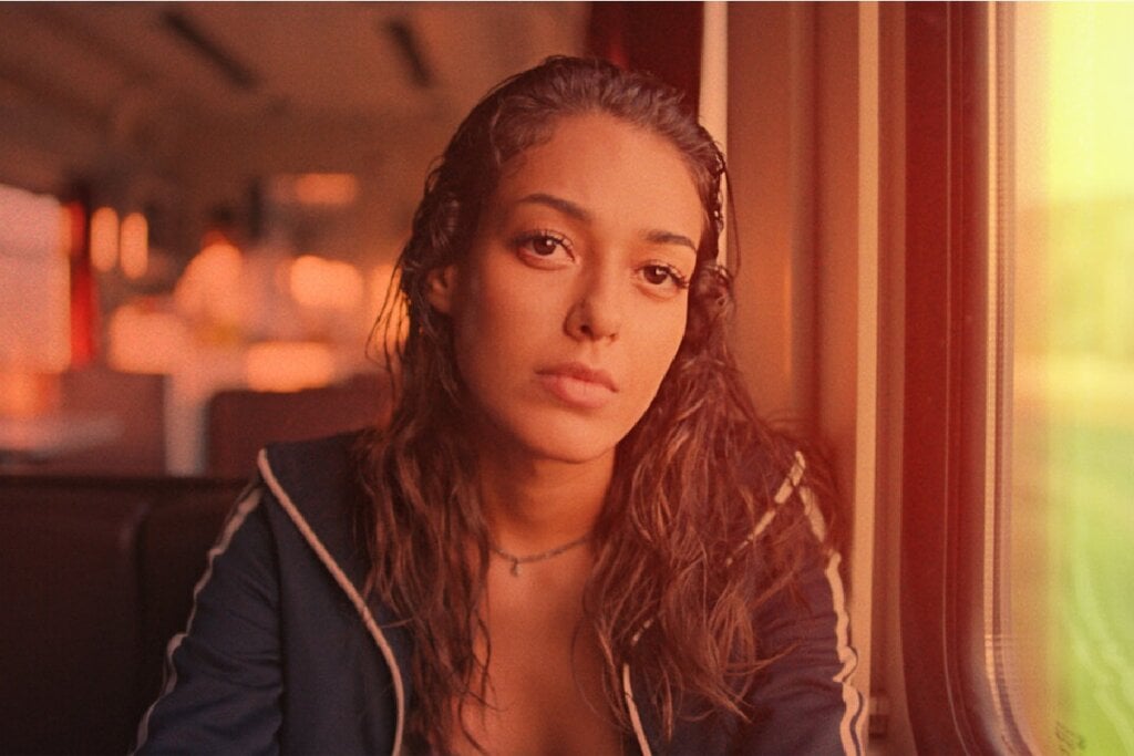 Em &ldquo;Expresso do Destino&rdquo;, uma jovem revive mem&oacute;rias intensas durante uma viagem de trem transformadora (Imagem: Reprodu&ccedil;&atilde;o digital | Netflix)