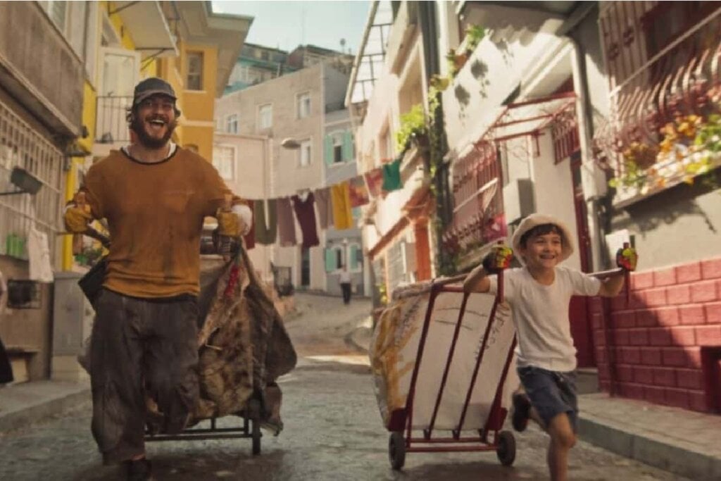 Em &ldquo;Filhos de Istambul&rdquo;, um catador de recicl&aacute;veis encontra reden&ccedil;&atilde;o ao acolher um menino abandonado (Imagem: Reprodu&ccedil;&atilde;o digital | Netflix)