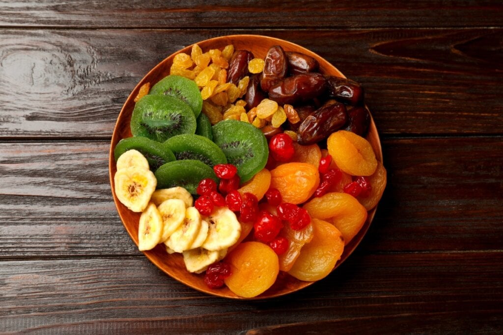 Frutas secas s&atilde;o fonte de energia r&aacute;pida e podem integrar lanches nutritivos (Imagem: New Africa | Shutterstock)