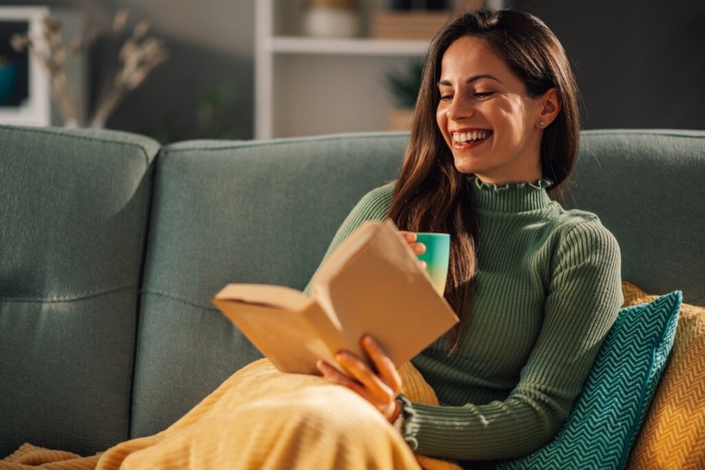 Experimentar autores e temas literários diferentes pode trazer uma surpresa positiva (Imagem: Zamrznuti tonovi | Shutterstock)