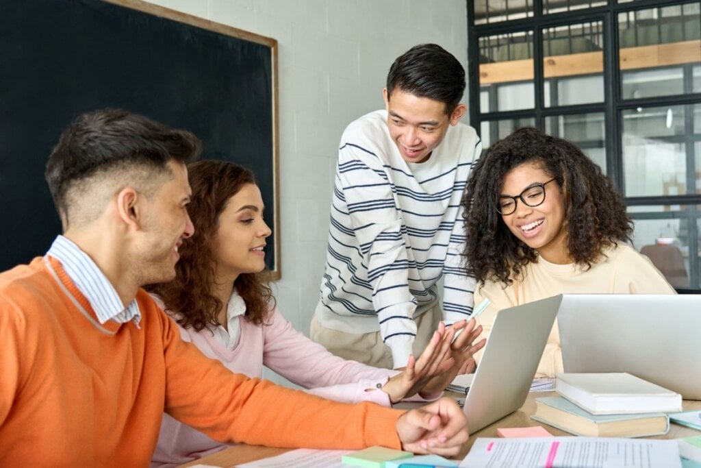 Construir relacionamentos no ambiente de trabalho ajuda no crescimento profissional (Imagem: Ground Picture | Shutterstock)