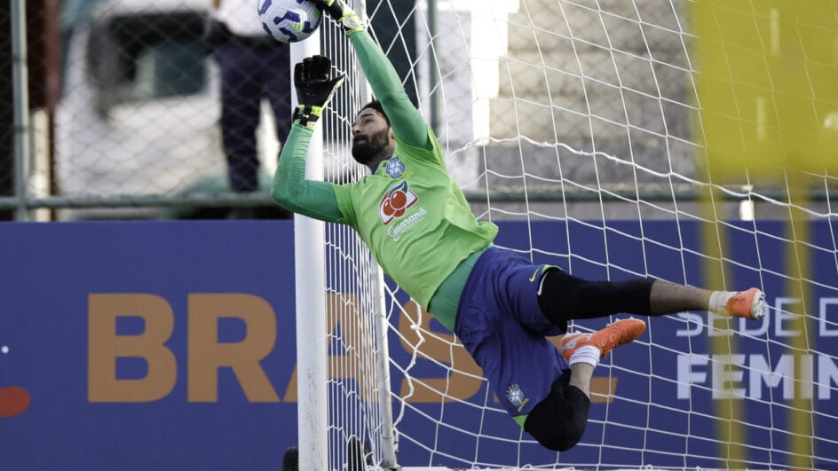Goleiro Alisson, destaque na Premier League e seleção brasileira