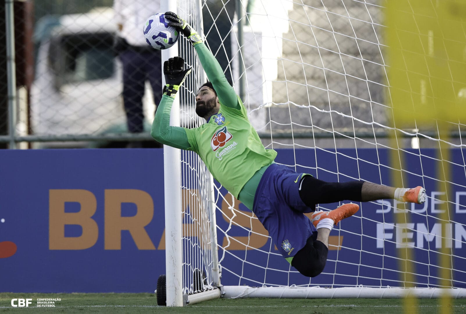 Goleiro Alisson, destaque na Premier League e seleção brasileira