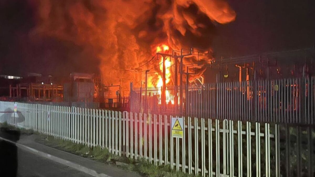 Incêndio deixou aeroporto e casas sem energia elétrica (Foto: Corpo de Bombeiros de Londres, Divulgação)