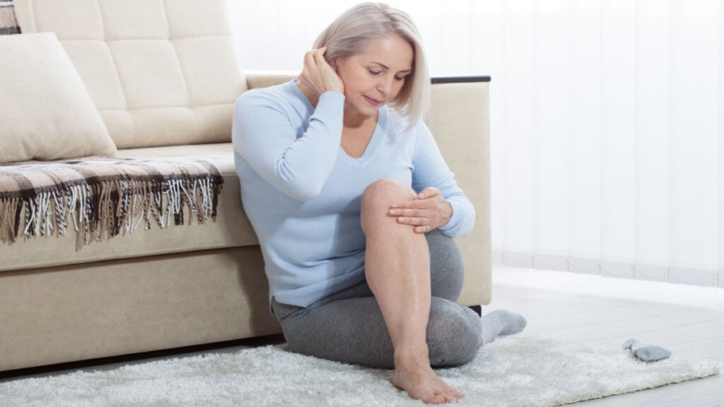 As mudanças na cor da pele das pernas podem indicar má circulação sanguínea (Imagem: Prostock-studio | Shutterstock)