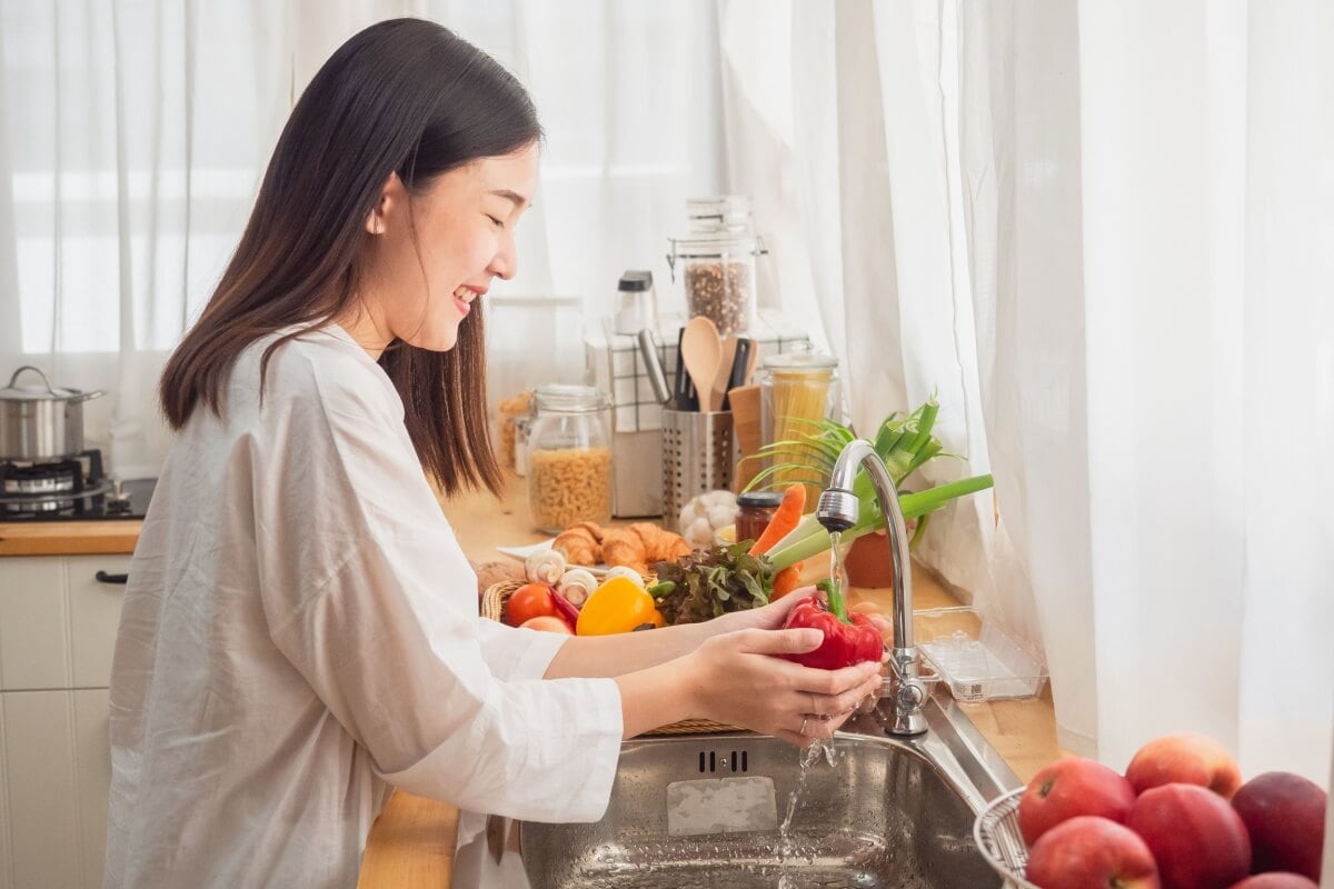 Higienizar os alimentos ajuda a prevenir doenças (Imagem: Peetz | Shutterstock)