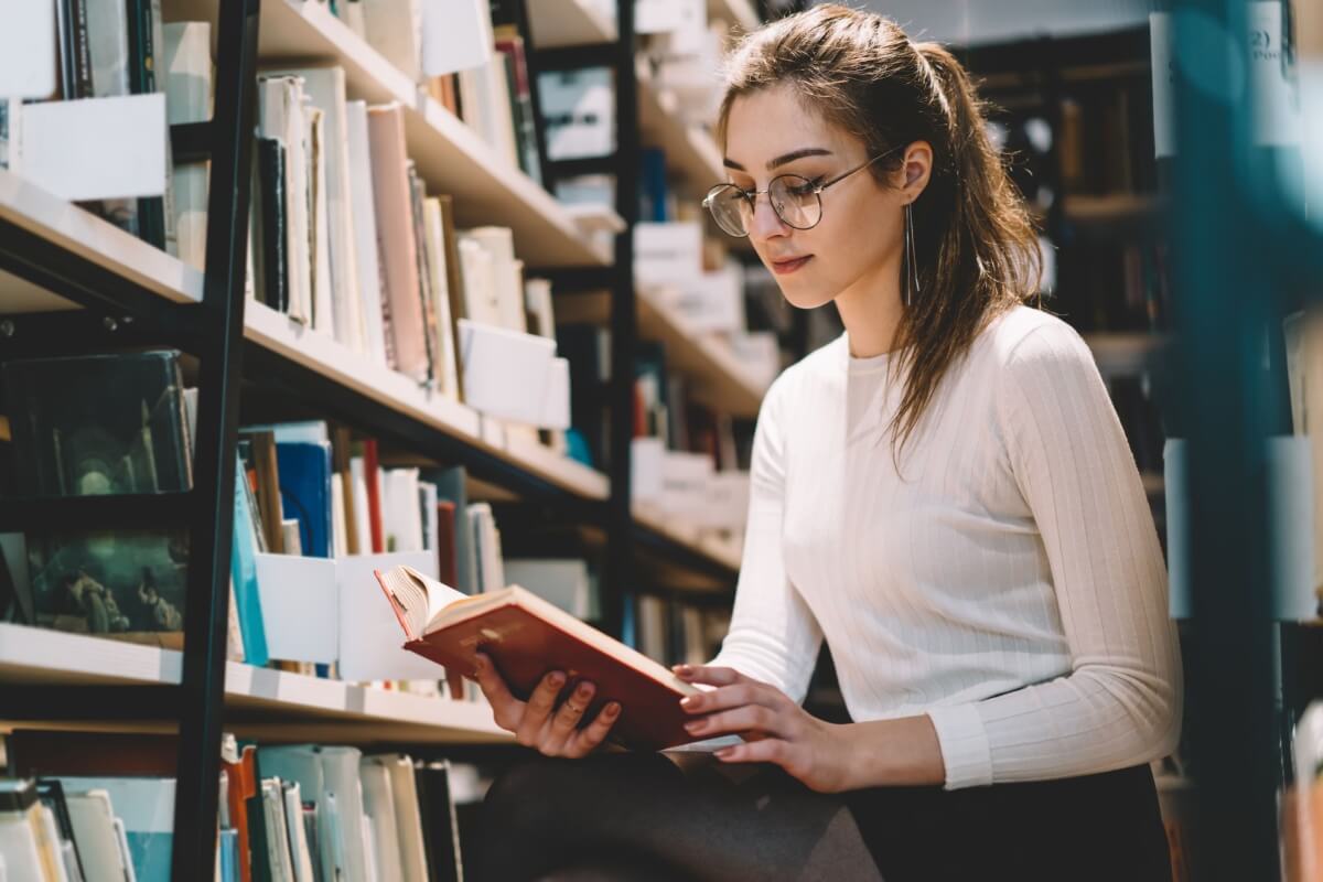 Livros explicam sobre o período da Ditadura Militar no Brasil (Imagem: GaudiLab | Shutterstock)