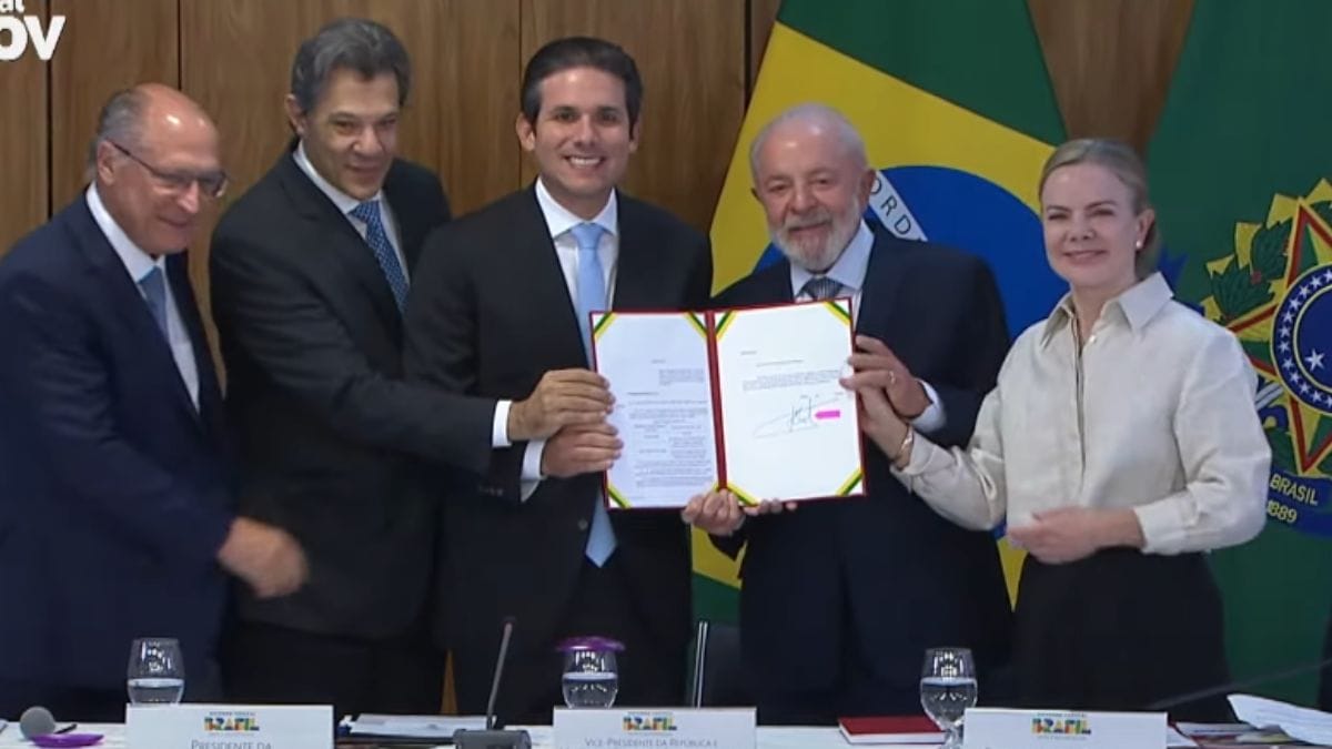 Lula assinou PL da isenção do Imposto de Renda e entregou projeto ao presidente da Câmara, Hugo Motta (Foto: Reprodução, YouTube)