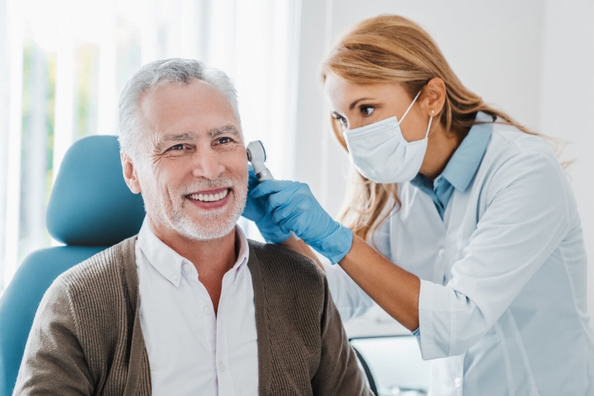A ruptura do tímpano deve ser avaliada por um otorrinolaringologista (Imagem: Inside Creative House | Shutterstock)